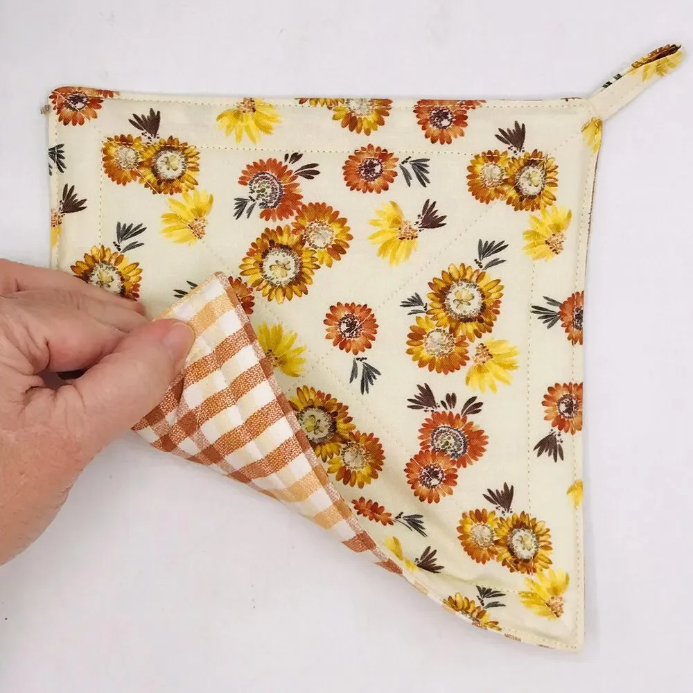 Set of 2 Square Potholders Neutral Creams Strawflowers Cottage Baking Set 7x7